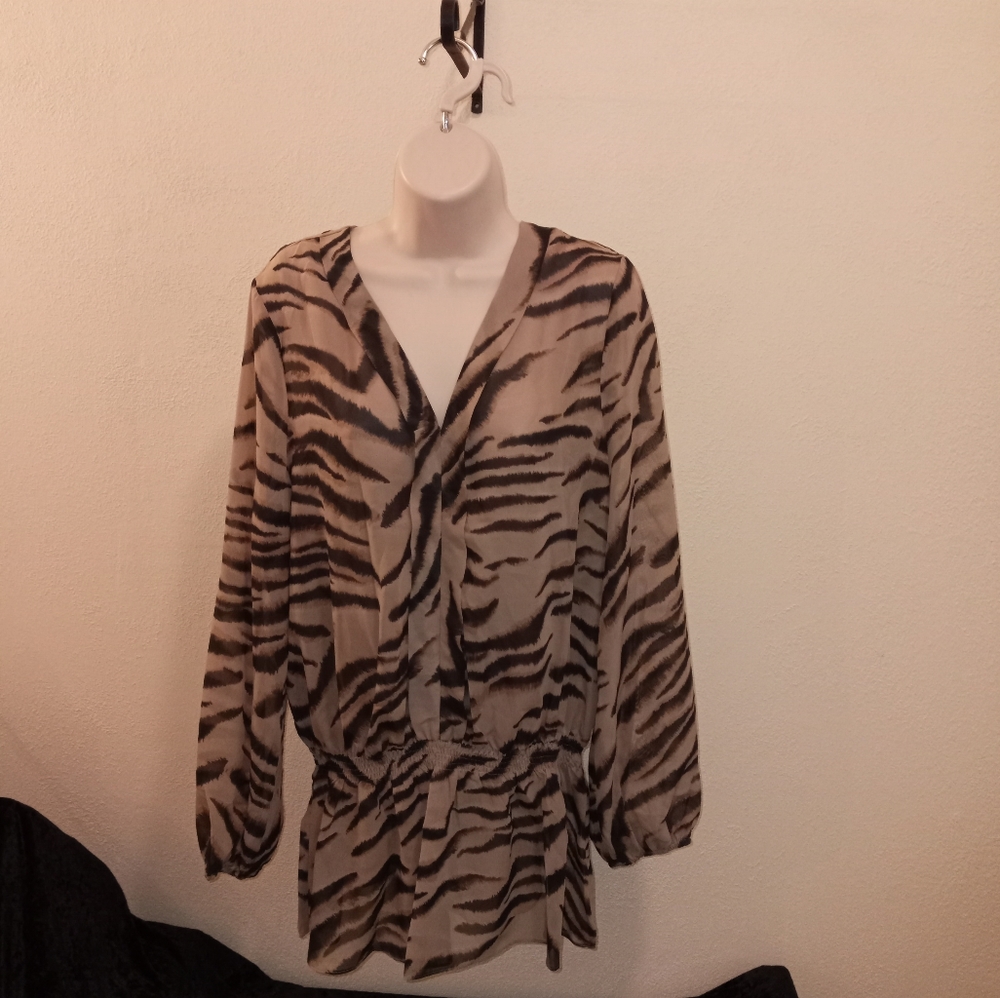 Brand New Queen Collection Sz M Peasant Blouse